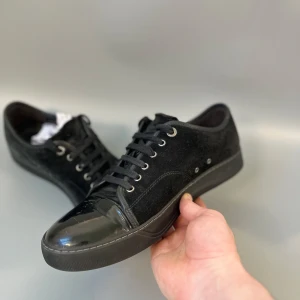Lanvin cap toe svart Uk 10 / 44 - Har en skavank på högra tån. Annars väldigt bra skick || Mockan lite sliten på vissa ställen men märks inte när skorna är på || Lanvin är lite större i storlek så rekommenderar för 44-45, då Uk10 = 44 || Cap toen är lite creased || Kom med frågor!! || Kan alltid gå ned i pris vid snabb affär || Box ingår inte. 