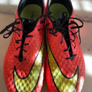 Hypervenom  - Hypervenom helt okej skydd och dem är limmade där framme dobbarna är bra och uppe på skon är de bra 