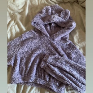Myströja med nallebjörnsöron - i storlek S säljer för 70kr❤️
