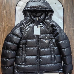 Moncler jacka - Snygg och varm svart dunjacka från Moncler. Jackan är helt ny och oanvänd. Frågor eller funderingar ställ de! Vi skickar med något lite extra också! Fri Fraktttt!!!!!!!!