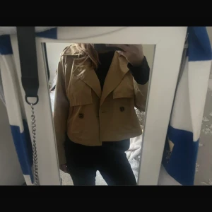 Beige trenchcoat från Zara - Snygg beige trenchcoat från Bershka! 