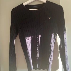 Svart tröja från GANT - Säljer en stilren marinblå tröja från GANT i stretchig bomull. Den är äkta. Nyskick. 