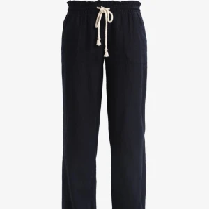 Svarta lågmidjade roxy linnebyxor - Snygga svarta lågmidjade linnebyxor med snörning i midjan. Perfekta nu till sommaren. Knappt använda, nypris 420kr.