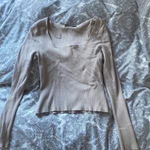 Säljer en stilren beige tröja från BikBok med ribbad design. Är i storlek Large men passar även M och S. Lite smått nopprig men inget som märks av, annars en väldigt fin tröja.