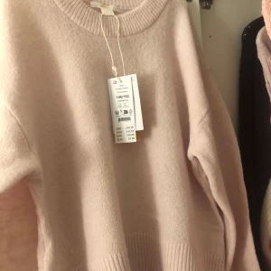 rosa stickad tröja - Säljer en helt ny rosa stickad tröja från gina young i storlek 146/152 säljer då den ör lite för liten på mig köpt för 250!