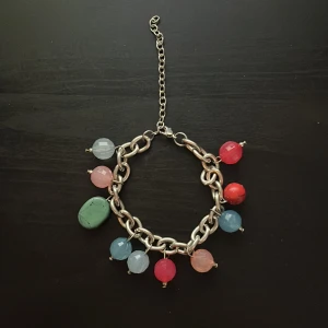 Färgglatt armband med pärlor - Charmigt armband med stora länkar och färgglada pärlor. Perfekt för att ge en färgklick till din outfit. Har haft i många år men aldrig använt, så tänker att det säkert kan ge någon annan lite glädje :)