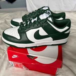 Nike SB Dunks - Tjena! Säljer dessa sprillans nya Nike SB Dunks. Som ni ser i bilden är de helt nya, aldrig använda. Perfekt par nu till våren och sommaren 🌞Storlek: 42. Kvittot och lådan medföljer. Priset är inte hugget i sten. Hör av er vid funderingar 🙏