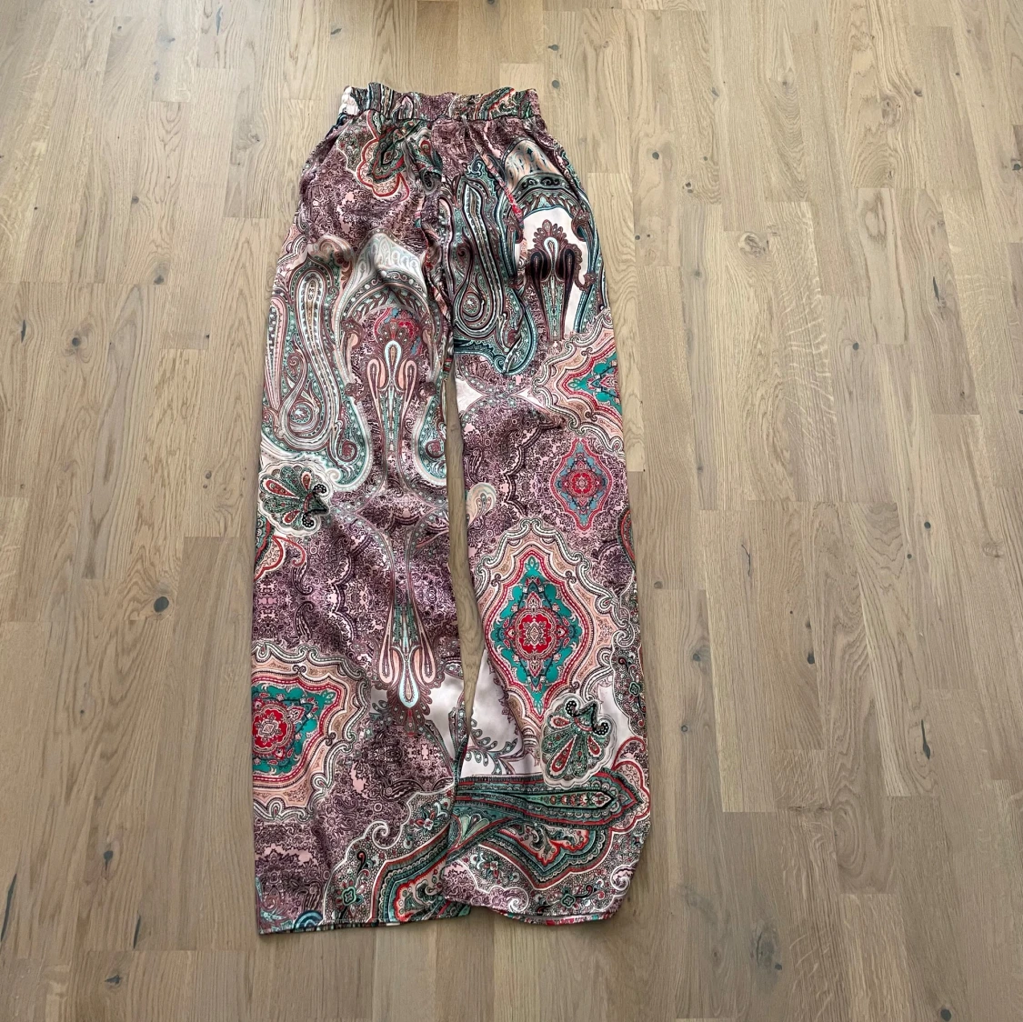 Mönstrade vida byxor