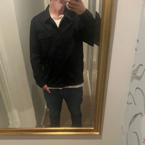 Marinblå overshirt - Snygg marinblå overshirt från Dobber. Storlek L. Bra skick! 