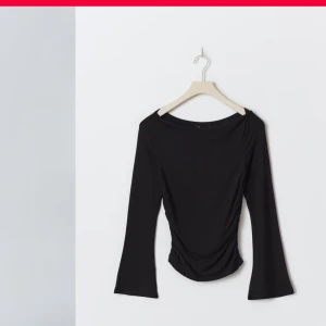 Svart långärmad topp - Svart långärmad topp med rynkade detaljer på sidorna. Fint skick