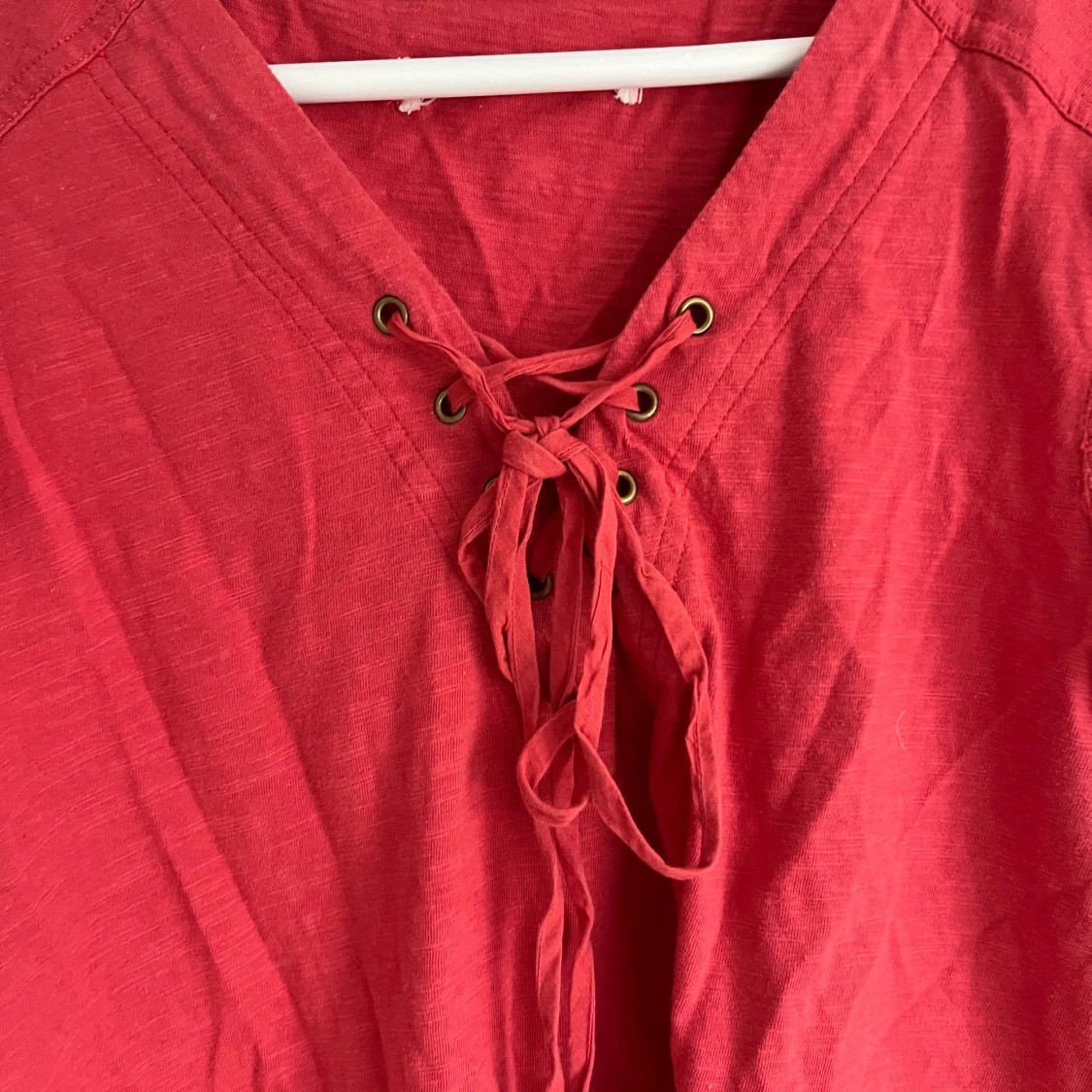 Röd topp med volangärmar och snörning - 1