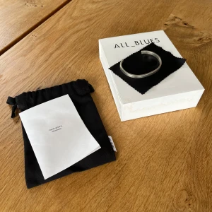 Silverarmband från All Blues (M) - Elegant silverarmband från All Blues. Armbandet har en stilren och minimalistisk design, perfekt för att komplettera din look. Levereras i originalförpackning med en svart tygpåse för förvaring. Armbandet tillverkas inte längre där snarliknande armband kostar 3500kr.