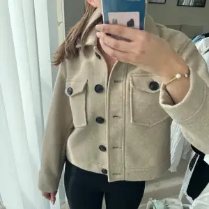 Säljer en snygg beige jacka från Vero Moda💞Jackan är helt oanvänd med noll tecken på användning. Kappan är lite kort men går precis över höfterna💞
