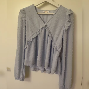 Blus från Gina Young - En fin ljusblå blus från Gina Tricot Young i storlek 158/164. Mycket bra skick, endast använd 1 gång. 