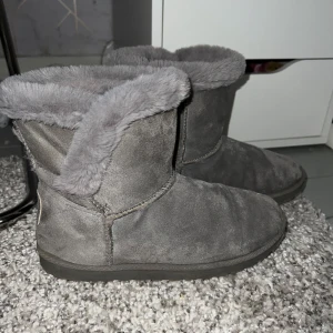 Grå boots med foder - Säljer ett par grå boots från TSB med mjukt foder. De har en rund tå och en robust sula för bra grepp. Perfekta för kyliga dagar.