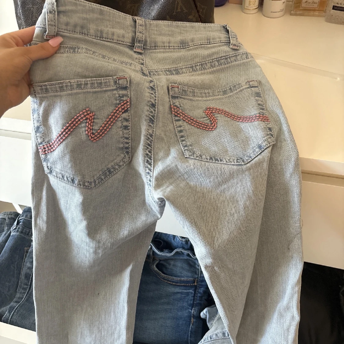 Ljusblå bootcut jeans med broderade fickor - 2