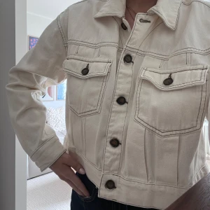 Cream vit  jeansjacka med knappar - Snygg jeans jacka som även är snygg att ha som topp! Storlek L men skulle mer säga att den passar en small (jag är en S)
