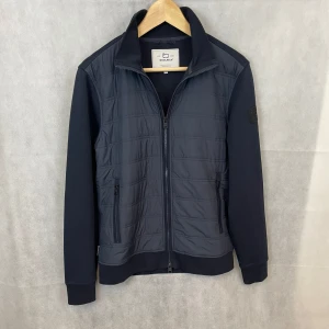 Woolrich cardigan  - Toppskick! Modellen på bilden är 185 och bär storlek S