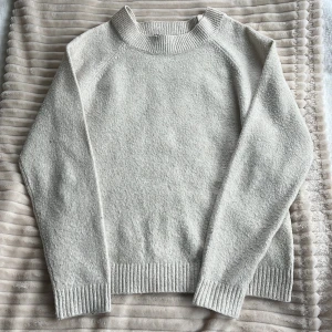 Beige tröja från Vero Moda - Säljer en stilren beige tröja från Vero Moda. Tröjan har en klassisk design med långa ärmar och ribbade kanter vid hals, ärmslut och nederkant. Tröjan är noppig, vilket händer efter att man har tvättat den. 💗