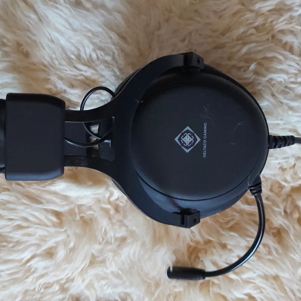 Riktigt bra headset som är använt i 1 månad. Riktigt bra för att spela. Man kan också justera volymen bak på headsetet. Mycket bra skick . Muu.