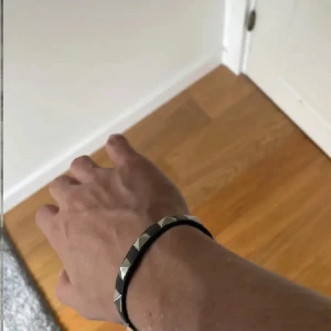 Svart valentino armband  - Snyggt valentino liknande armband i svart med silver taggar. Skriv vid frågor🎉💬