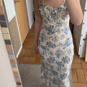 Blommig sommarklänning  - Superfin sommarklänning från Mango!  Tunnt skönt material, lite genomskinlig om man har mörka underkläder!  Den har justerbara axelband!  Använd 1 gång så i superfint skick! Hittar inga anmärkningar!