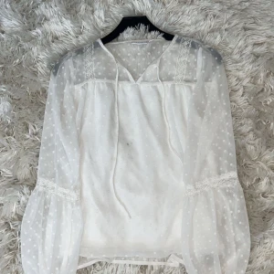 Vit blus  - Perfekta blusen när man vill känna sig lite extra fin!💕💕 Kolla sista bilden finns ett hål som inte syns alls när man har den på sig på grund av modellen på armen 