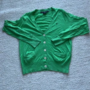 Ralph lauren cardigan - En snygg ralph lauren cardigan i storlek M. Skick 8/10. Hör av er vid intresse