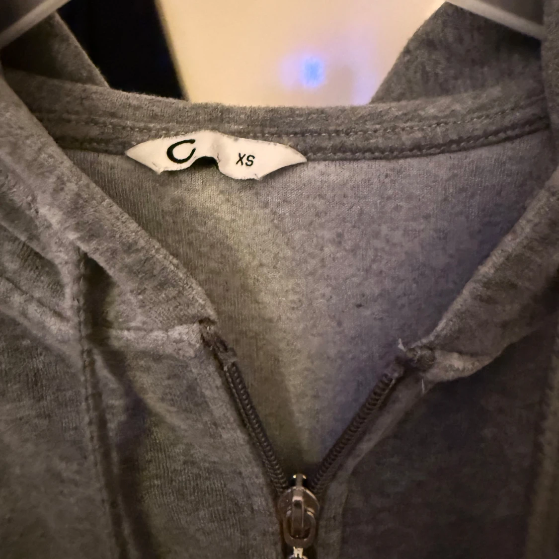 Grå hoodie med dragkedja - 2