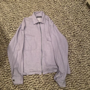 Ljusblå overshirt från Paul & friends - Säljer en ljusblå overshirt från Paul & friends med dragkedja framtill och två stora bröstfickor. Overshirten är i linne och har aldrig använts