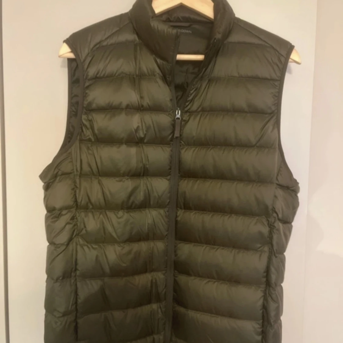 Olivgrön dunväst från Uniqlo