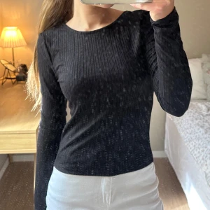 Svart ribbad långärmad topp - Säljer en svart ribbad långärmad topp