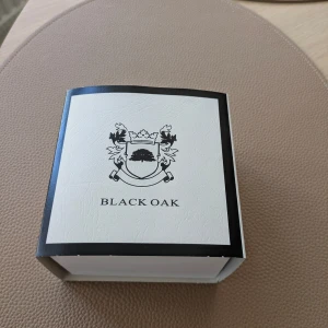Black Oak Shumardii herrklocka - Säljer en stilren herrklocka från Black Oak, modell Shumardii i silver med vit urtavla, 42 mm. Klockan är endast testad en gång och är i princip helt ny. Nypris hos Ur & Penn är 898 kr. Jag säljer den för 400 kr, pris kan diskuteras vid snabb affär. Klassisk och elegant design som passar både till vardag och fest. Kan skickas, men köparen står för frakten..