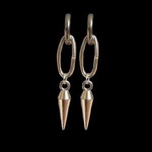 Silvriga örhängen med kedja och spetsig hängande detalj - Coola silvriga örhängen med kedjeformad design och spetsig, konformad hängande detalj. Perfekta för att ge din stil en edgy touch. Passar dig som gillar unika accessoarer.