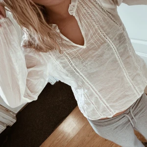 Gullig blus  - En vit blus från Vera Moda. Kommer tyvärr inte till användning längre och därför säljer jag den nu. Använd fåtal gånger. Jättefina mönster och lite genomskinlig men inget man tänker på! 