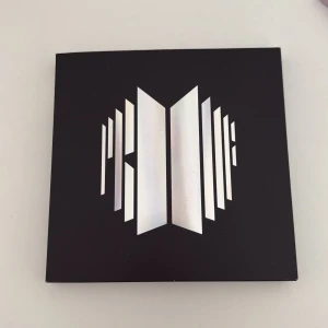 BTS Proof Album - Säljer BTS Proof album, innehåller 3 CD-skivor, fotobok med exklusiva bilder, vikbar informationsfolder, fotokort och poster med alla medlemmar. Albumet har svart omslag med holografiskt mönster och är ett måste för alla BTS-fans. Helt ny och är i mycket bra skick🖤