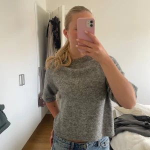 & Other stories stickad t-shirt - Säljer denna super snygga och populära stickade t-shirten från & other stories☺️☺️ säljer då den tyvärr inte kommer till användning längre 