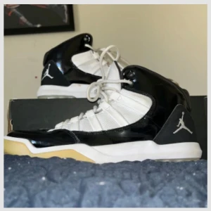 Jordans aura - Säljer ett par jordans svart vita, nästan oanvända, säljer pga att de är för små. Priset kan diskuteras. Hör gärna av er för frågor eller fler bilder och box ingår