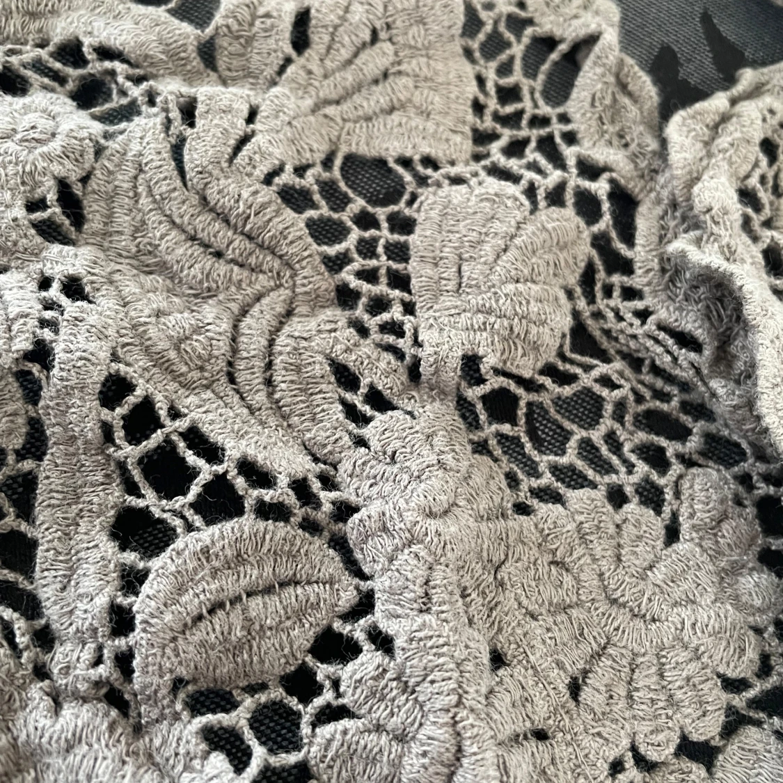 Grå spetsväst med blommigt mönster - 1