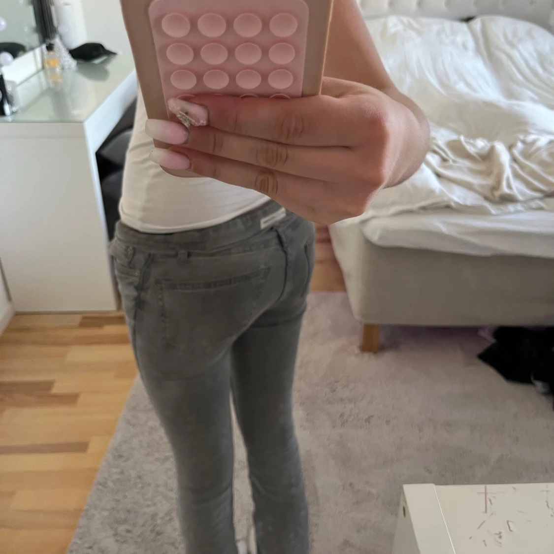 Grå lågmidjade jeansbyxor - 1