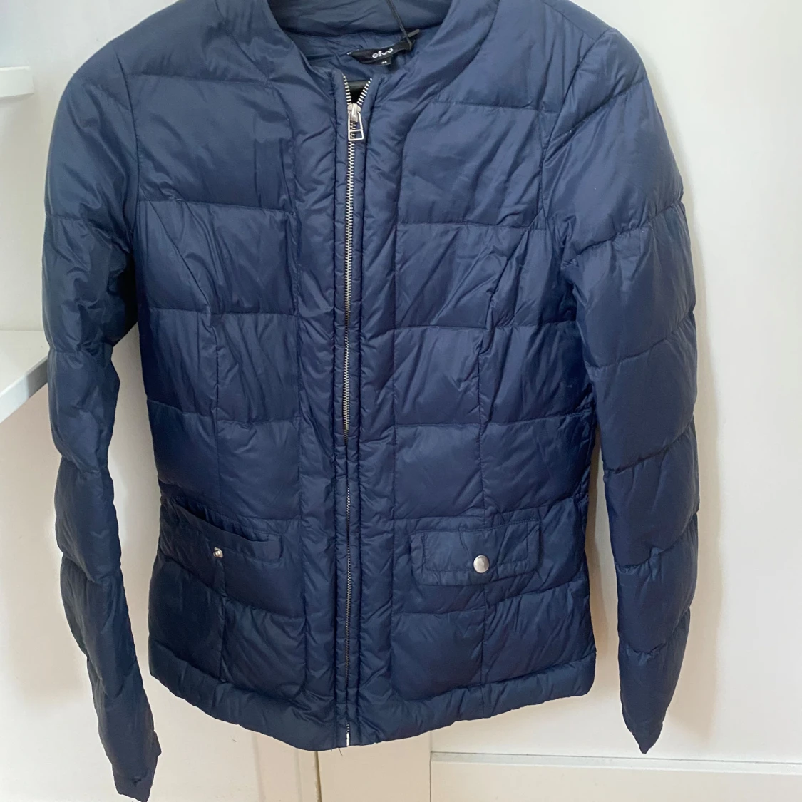 Mörkblå quiltad pufferjacka
