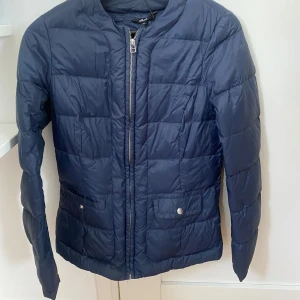 Mörkblå quiltad pufferjacka - Mörkblå vår jacka. Aldrig andvänd