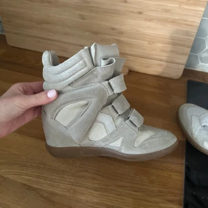 Beiga isabel marant skor - Super coola Isabel marant skor!! I storlek 36 🪐 De är i bra skick och har inte använts mycket, köpta för 5700 kr 🙌🏽 (Har tyvärr inte orginal skokartong kvar)