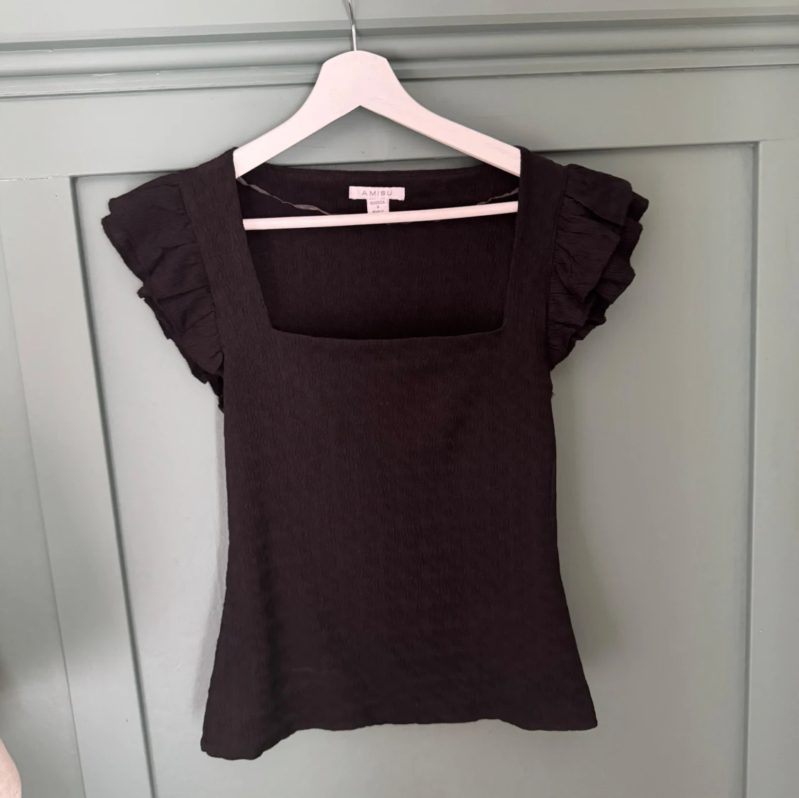 Svart topp med volangärmar från Amisu