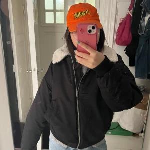 oversized jacka bikbok! - Säljer en svart bomberjacka med vit fuskpäls-krage och dragkedja framtill. Står att det är XS men skulle säga passar upp till L! Supervarm!