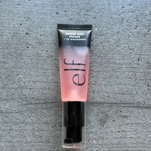 e.l.f. Power Grip Primer med 4% Niacinamide - Transparent primer i tub med pump, innehåller 4% niacinamide. Ger en jämn bas för smink och hjälper till att hålla makeupen på plats länge. Har aldrig använts.