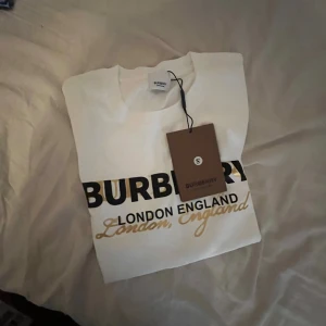 Vit T-shirt från välkänt märke  - Perfekt till sommaren 