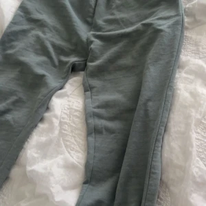 Gröna mjukisbyxor från lager - Säljer ett par gröna mjukis byxor. Byxorna har ribbade muddar vid bensluten. Mjukt material som känns skönt mot huden.