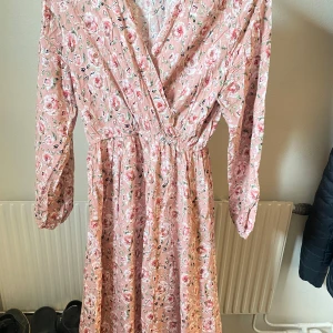 Sommar klänning - Supersöt rosa klänning från H&M. Används endast 2 gånger och perfekt till sommaren!🌸ända ner till tårna.