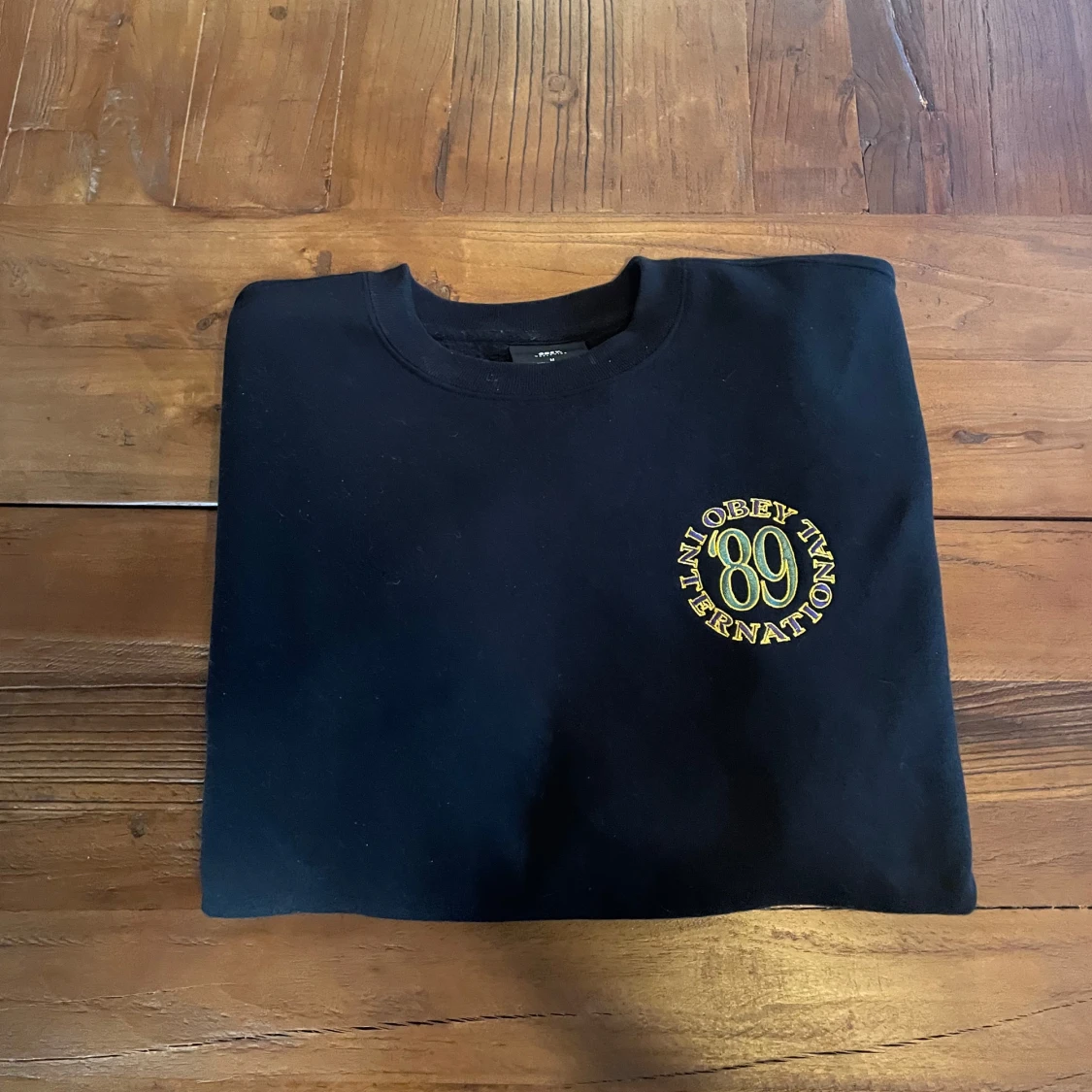 Svart sweatshirt från Obey med broderad logga